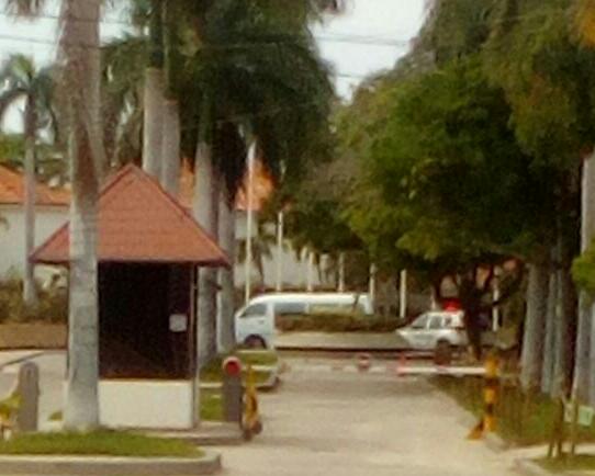 Las autoridades llegaron hasta el hotel Santamar y procedieron hasta la playa para llevarse el cadáver.