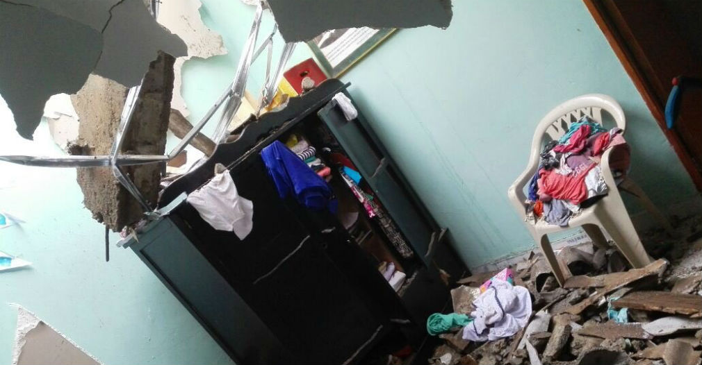 La casa destechada cayó en el cuarto donde dormía una bebé recién nacida.