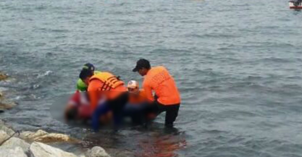 Momento en que miembros de los Bomberos y la Defensa Civil sacan el cuerpo sin vida del agua.