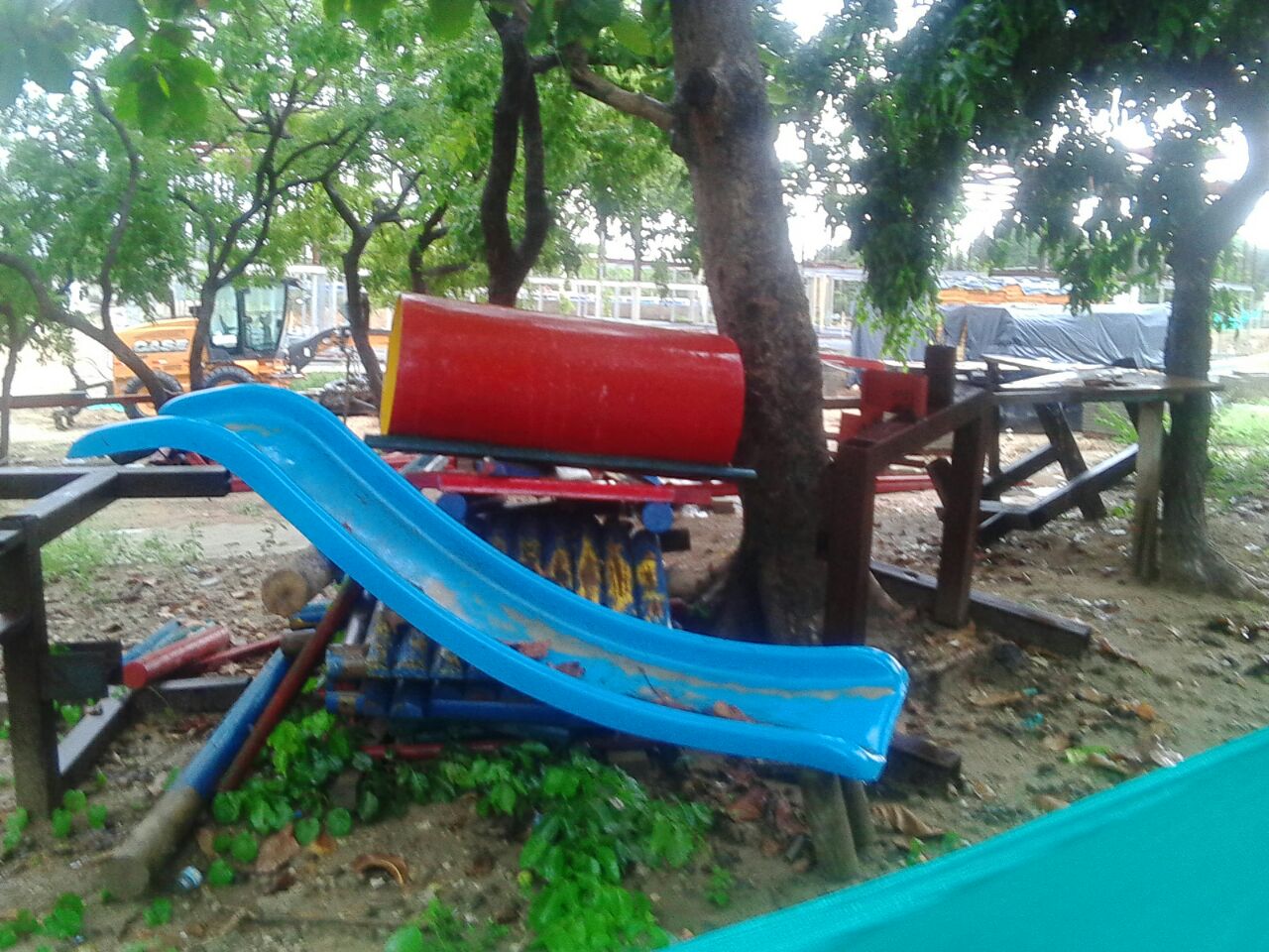 Las partes del parque que debieron formar parte de este centro de desarrollo infantil lucen así: abandonados.