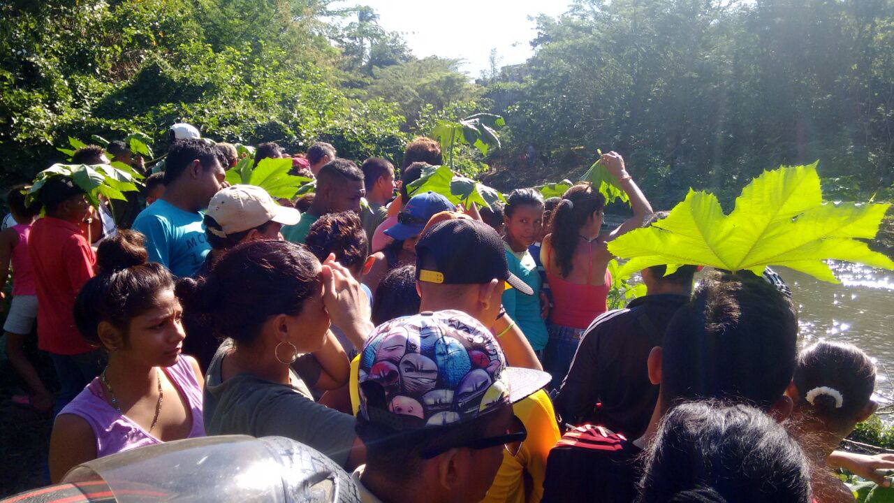 Varias personas se agolparon a orillas del río para presenciar el trágico hecho en vísperas del fin de año.