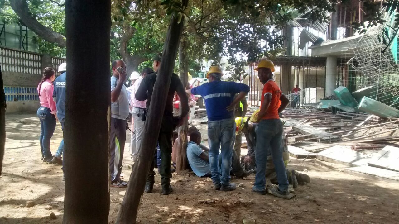 Trabajadores se encontraban en la obra del centro educativo. 