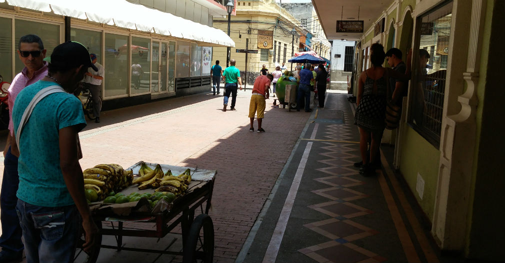 En la carrera tercera no solo venden pescados, sino verduras también, cual mercado público.
