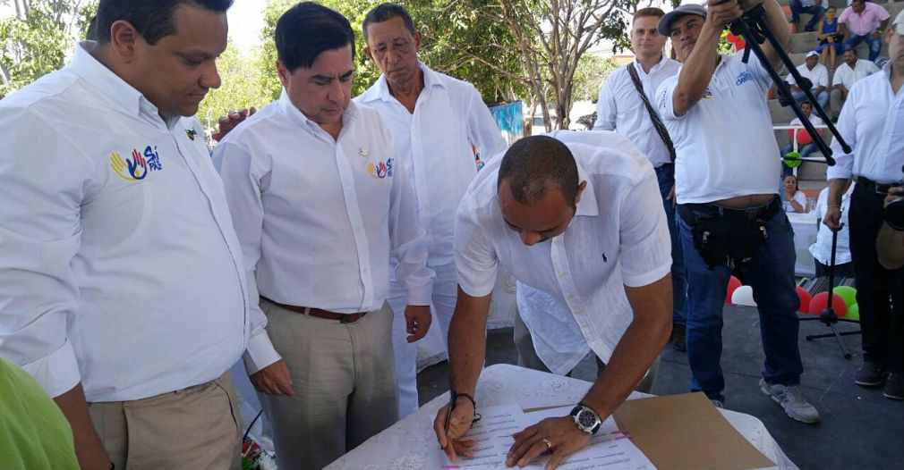 Uno a uno, los personajes involucrados firmaron el acto de no agresión.