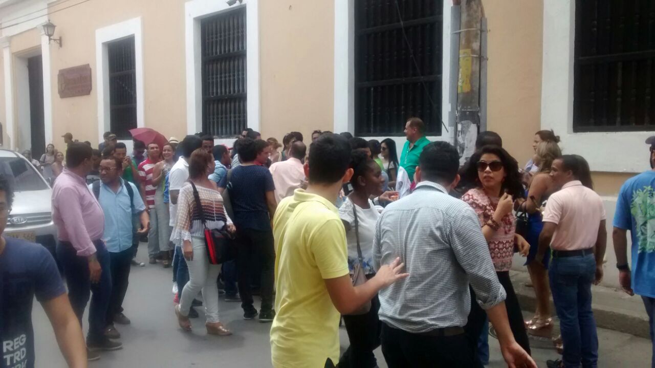 Decenas de personas se agolparon este miércoles en la sede del claustro en el centro histórico, a la espera de los resultados.