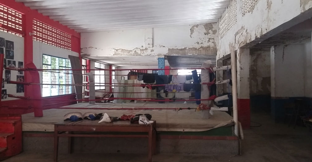 El espacio en la cancha de boxeo es tan mínimo, que a Emiliano le toca usar el ring para colgar la ropa cuando nadie entrena.