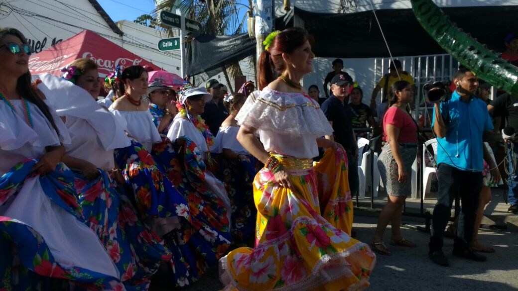 La gobernadora Rosa Cotes, durante el desfile principal de la Fiesta del Caimán Cienaguero.