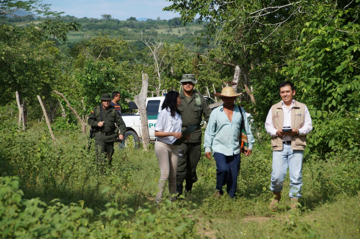 Autoridades y Funcionarios de Restitución de Tierras visitando el lugar
