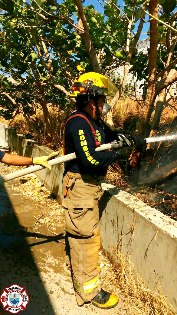 Bomberos sofocando las llamas del antiguo 'Rumbrodromo