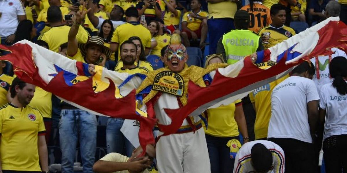 El Cole anima a la Selección Colombia desde la tribuna.