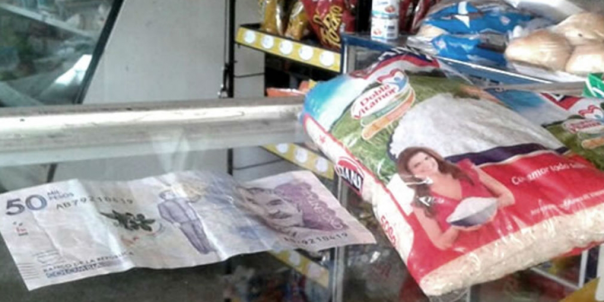 En la foto se observa el billete falso y los artículos que iba a comprar el sujeto antes de que fuera sorprendido con el billete falso.