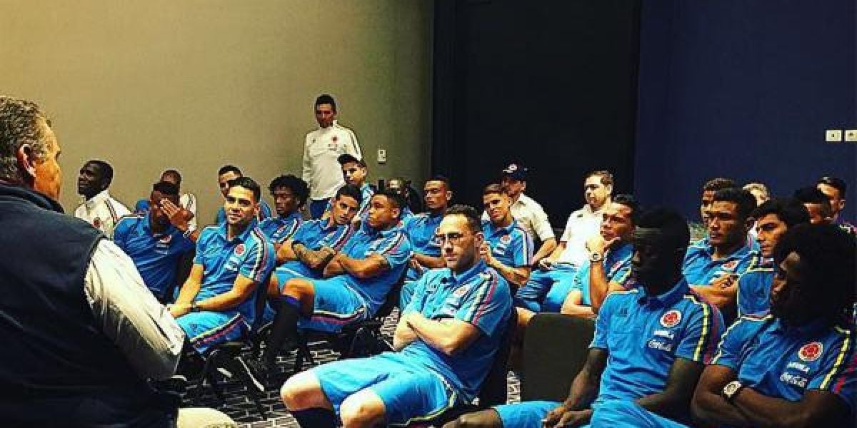 Carlos Páez, en charla con jugadores de la selección