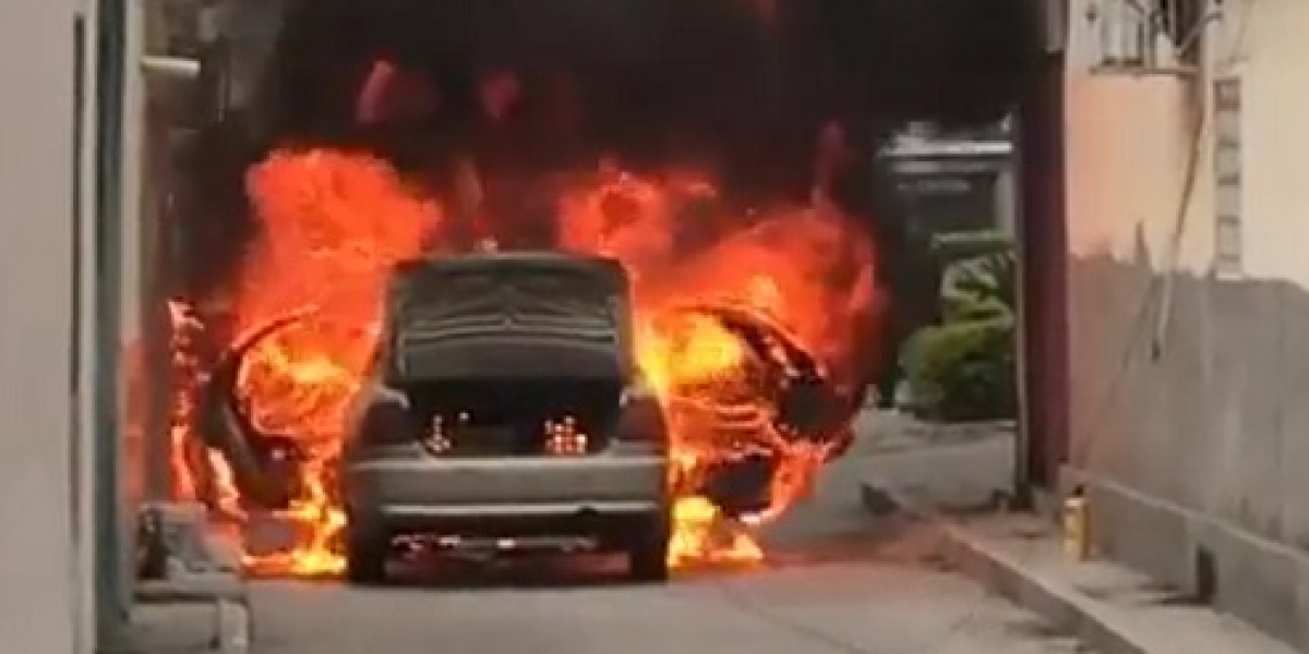 Las llamas consumieron el vehículo en cuestión de segundos.