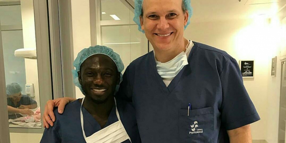 Zonacero.com Yimmi Chará con el médico que atendió el parto de su esposa.