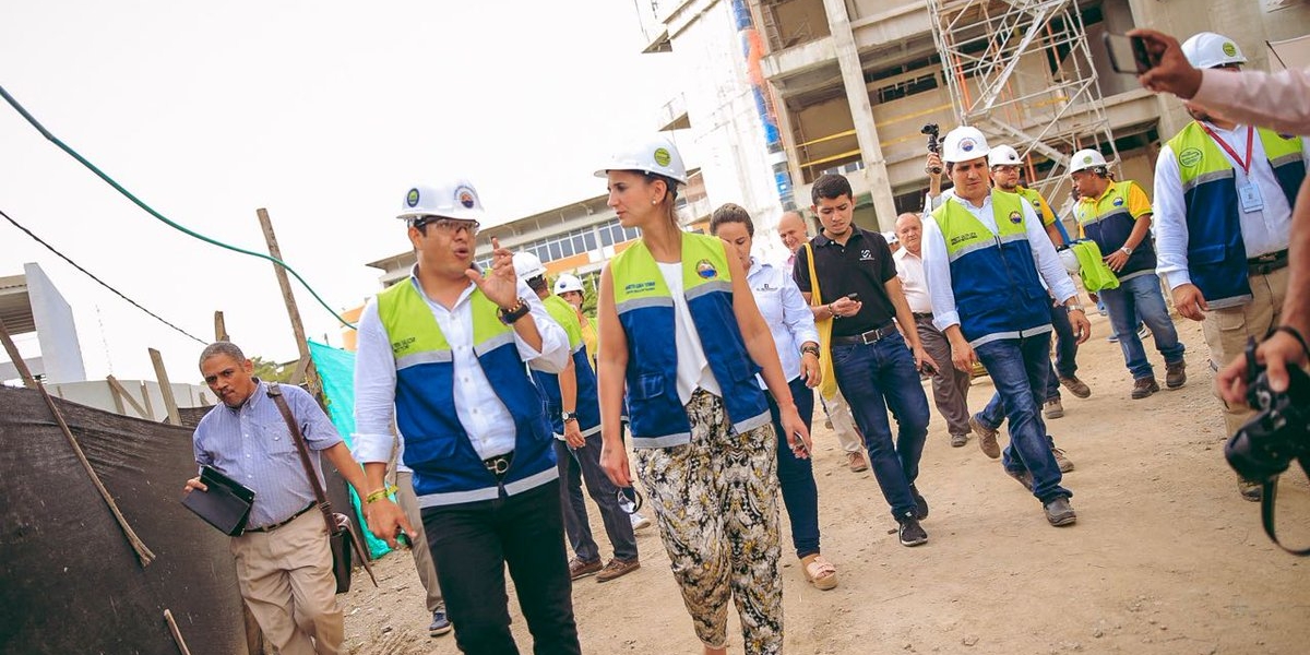 Tomada de @Mineducacion. El rector de la Universidad de Magdalena, Pablo Vera Salazar y la ministra de Educación Nacional, Yaneth Giha Tovar recorrieron las obras que se adelantan en la Institución.