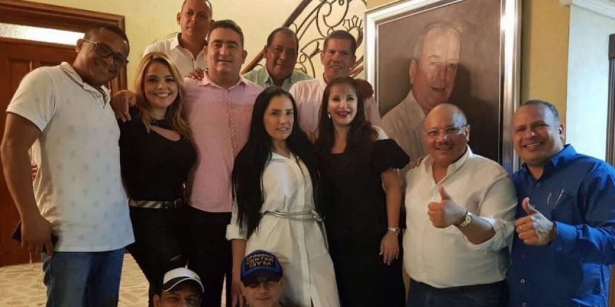 La reunión en casa de la diputada Margarita Balén con la Representante a la Cámara Aida Merlano, de blanco. Atrás como un testigo la foto de Jorge Gerlein.