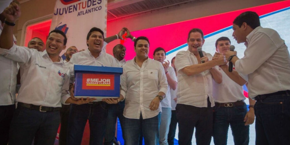 Prensa Vargas Lleras. Entrega de firmas a Germán Vargas durante su visita al Atlántico.