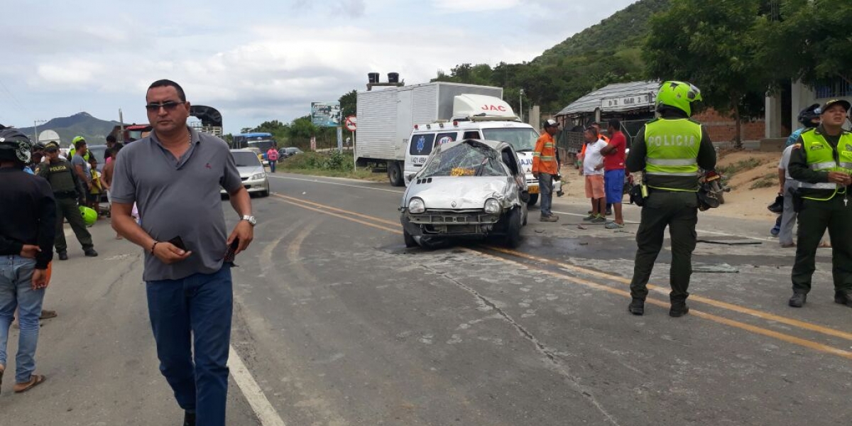 Cortesía En la mitad de la carretera y fuertemente golpeado quedó el carro donde viajaban los dos policías.