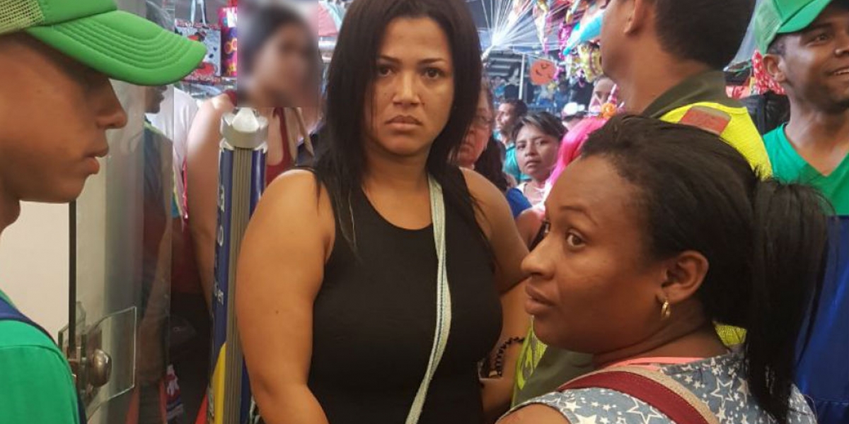 Cortesía. Las mujeres fueron capturados por la policía en el establecimiento comercial.