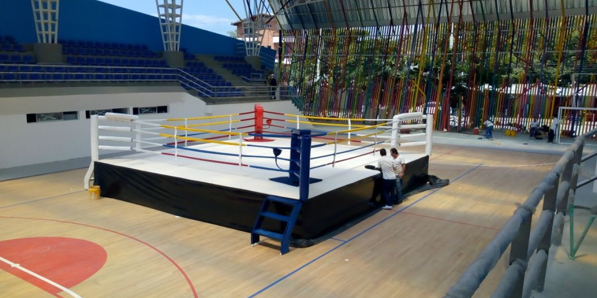 Organización Juegos Bolivarianos Cuadrilátero de boxeo en el coliseo de Gaira