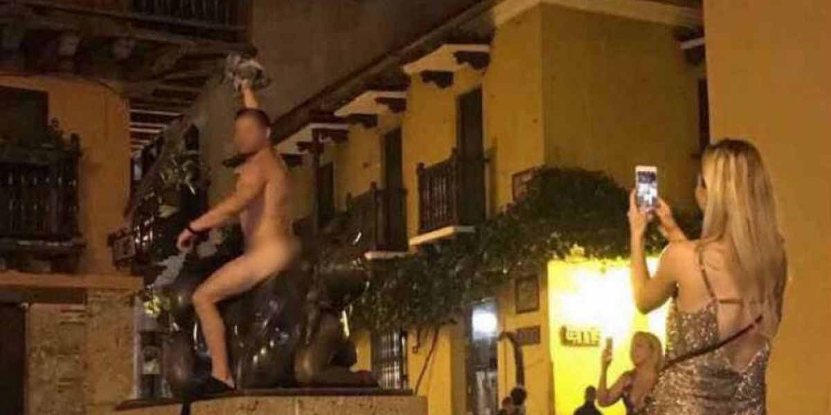 Fotografía tomada por una ciudadana en el momento en el que el hombre estaba desnudo sobre la escultura.