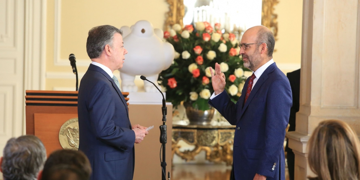Minvivienda. , Juan Manuel Santos, posesionó este viernes a Camilo Sánchez Ortega como nuevo Ministro de Vivienda, Ciudad y Territorio.