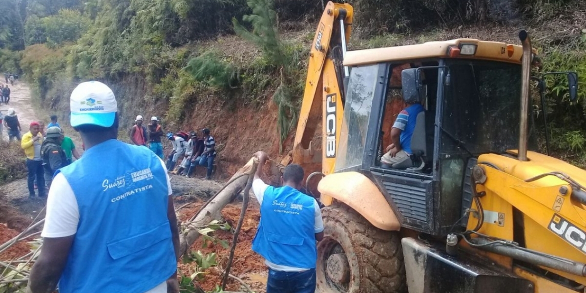 Gobernación del Cauca despejó la vía donde había deslizamientos de tierra. 
