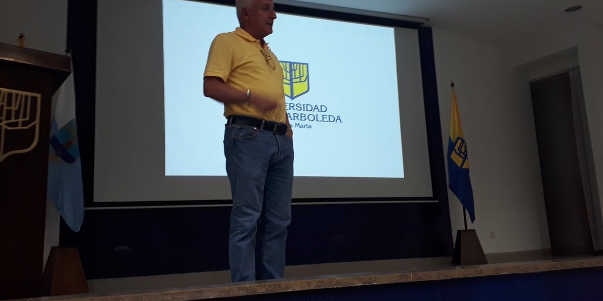 Baltazar Medina, presidente del Comité Olímpico Colombiano, durante el Seminario para periodistas.