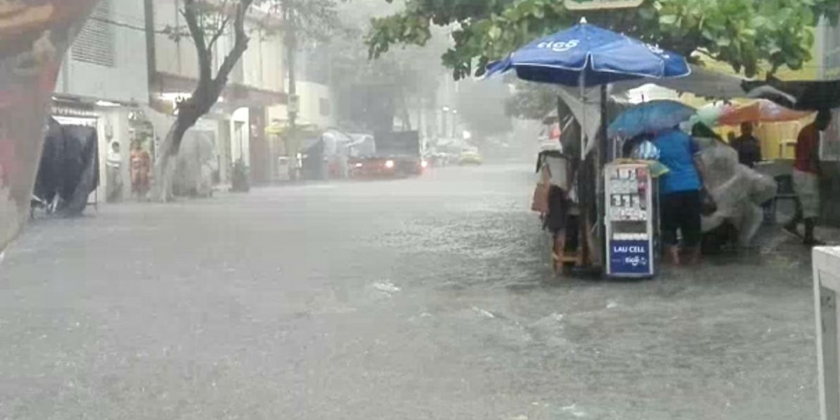 Así se observaba este miércoles la carrera Quinta en Santa Marta, la lluvia causó estragos en la capital del Magdalena. 