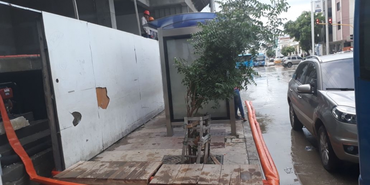 Seguimiento.co Obreros de una construcción ubicada en la carrera cuarta con calle 22 de manera irregular vierten a la calle el agua lluvia estancada.