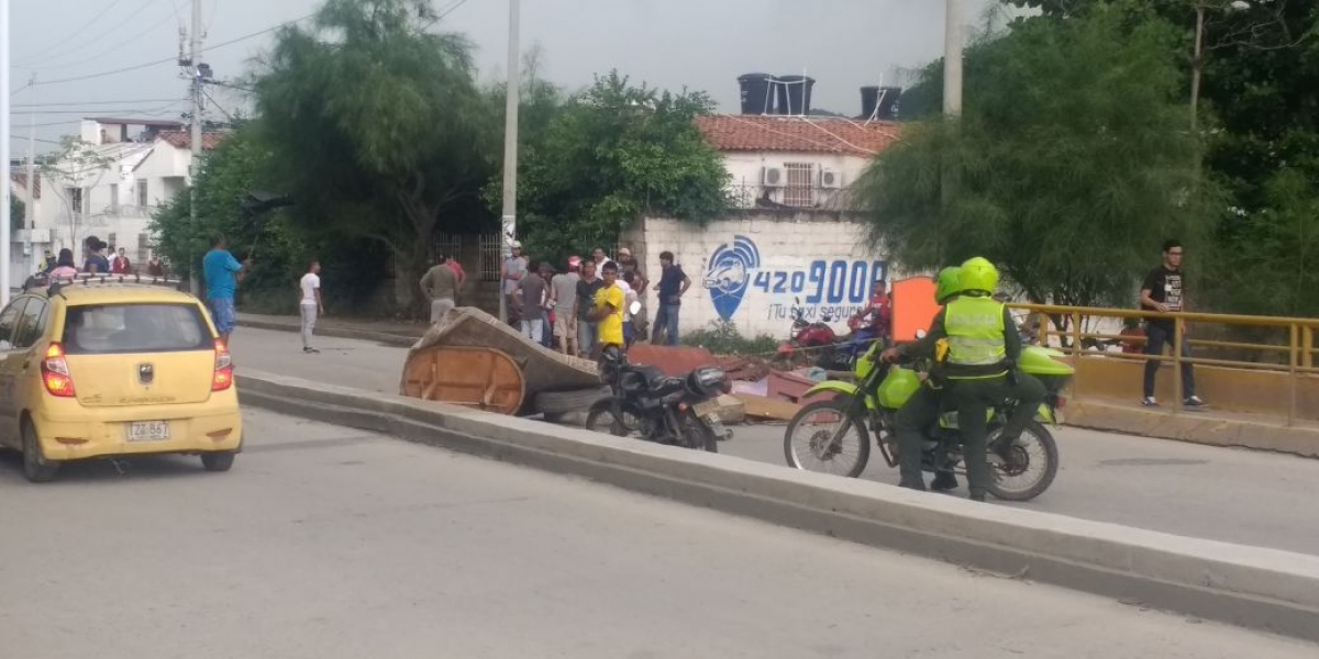 Cortesía. Bloquean el Puente el Mayor.