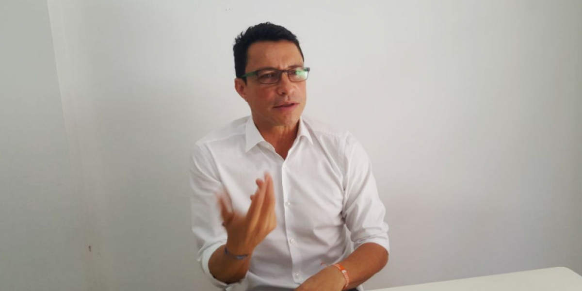 Seguimiento.co El precandidato Carlos Caicedo durante la entrevista.