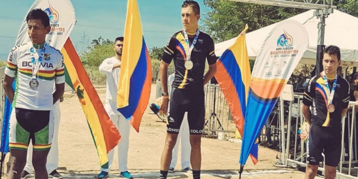 Tomada de Twitter. Fabio Castañeda con la medalla de oro.