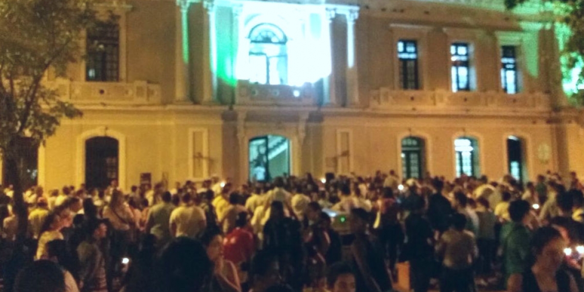 Seguimiento.co Decenas de personas se dieron cita para apoyar al alcalde.