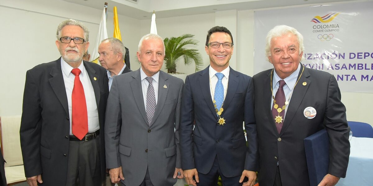 Carlos Caicedo junto a Baltazar Medina (izq) y Danilo Carrera (der).