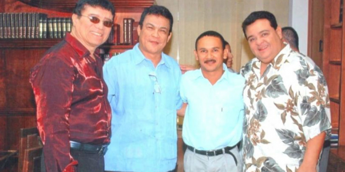 Cortesía. Los homenajeados de la noche de gala en los Premios Luna: Bobby Cruz, Fausto Pérez y Richie Ray. Con ellos, Alfredo Gutiérrez, segundo de la izquierda.