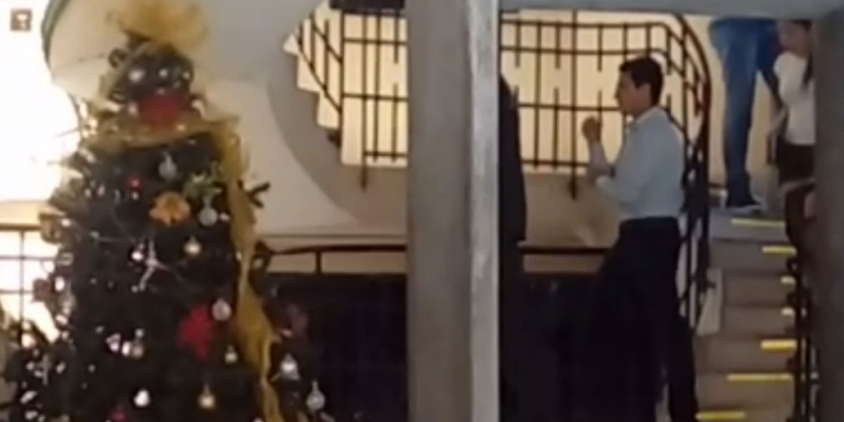 Captura de Pantalla. Carlos Caicedo en el momento que es trasladado.