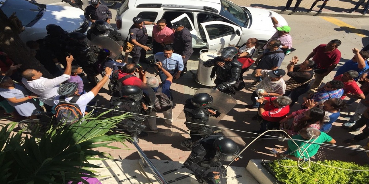 Cortesía Martínez y Caicedo llegando a la audiencia
