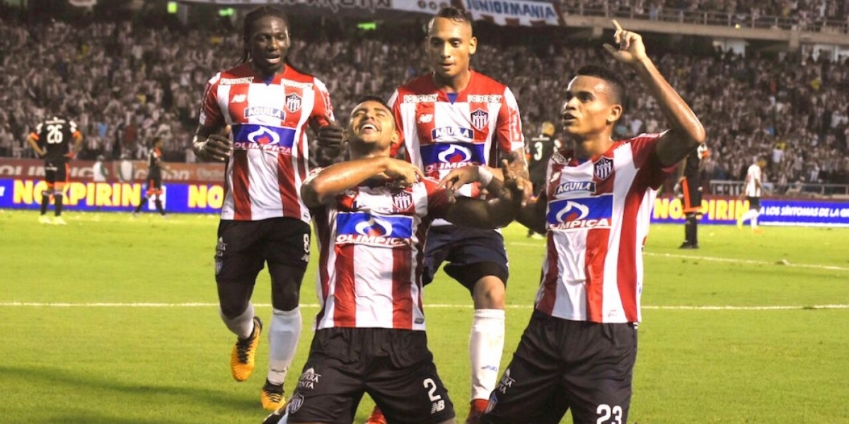 Germán Gutiérrez celebra el gol con sus compañeros.