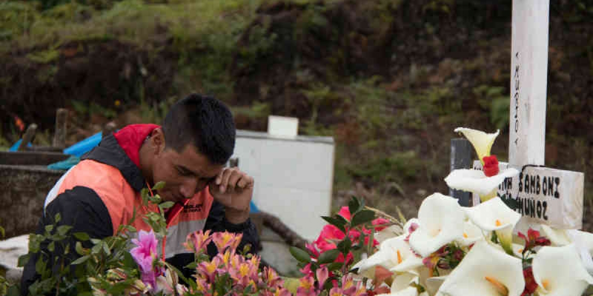 Daniel Ramírez - Semana Juvencio Samboní, junto a la tumb de su hija.