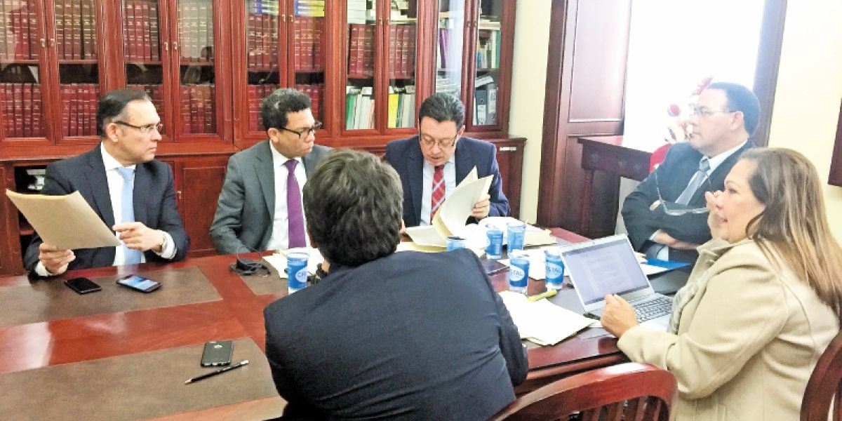 El presidente del Senado, Efraín Cepeda, se reunió ayer, por última vez, con su equipo jurídico.