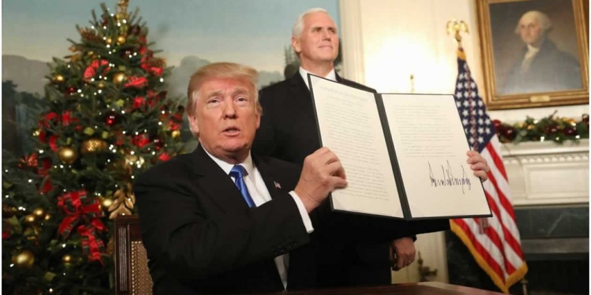 Zonacero.com El presidente de EE.UU., Donald Trump, firma su proclamación en la sala de recepciones diplomáticas de la Casa Blanca, en Washington.