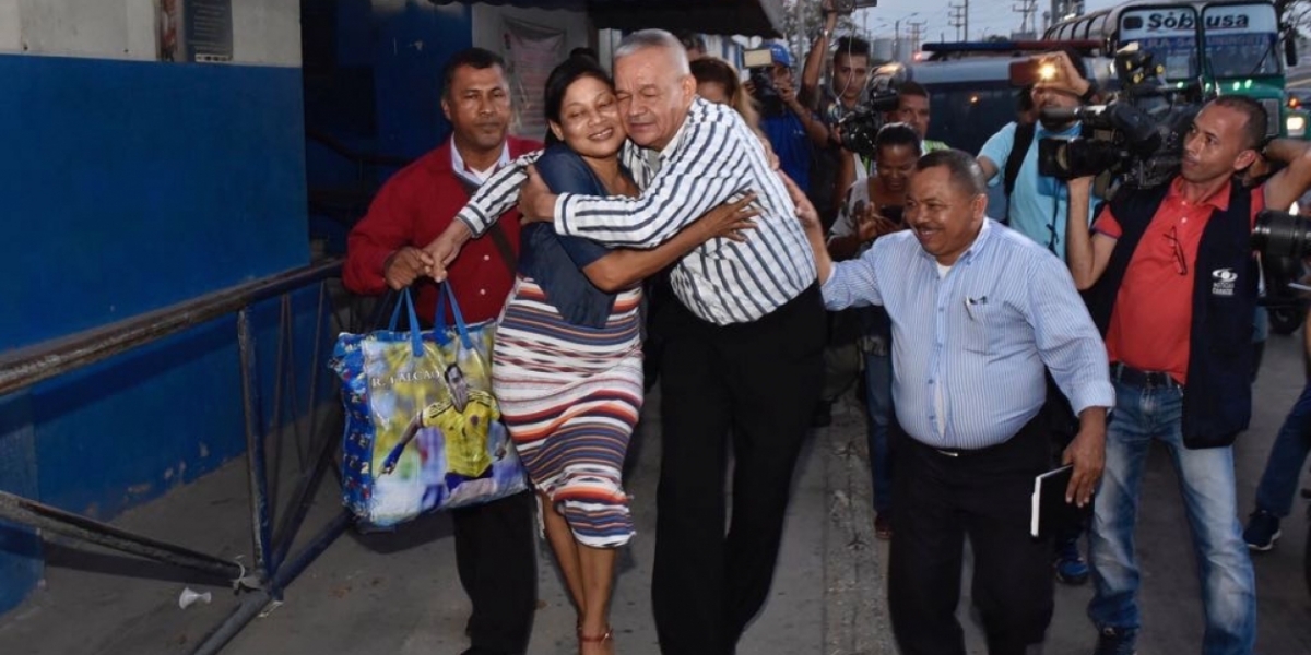 Cristian Mercado. Familiares y amigos los recibieron al pastor Manuel Salvador Ibarra a la salida de La Modelo.