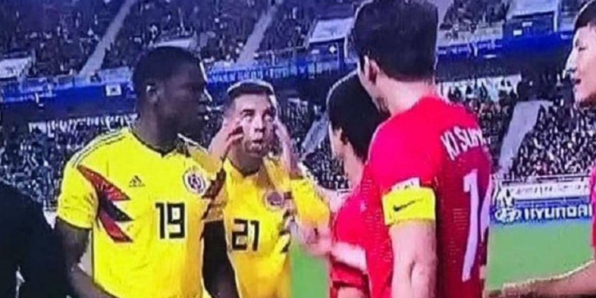 Momento en el que el futbolista hace el gesto.