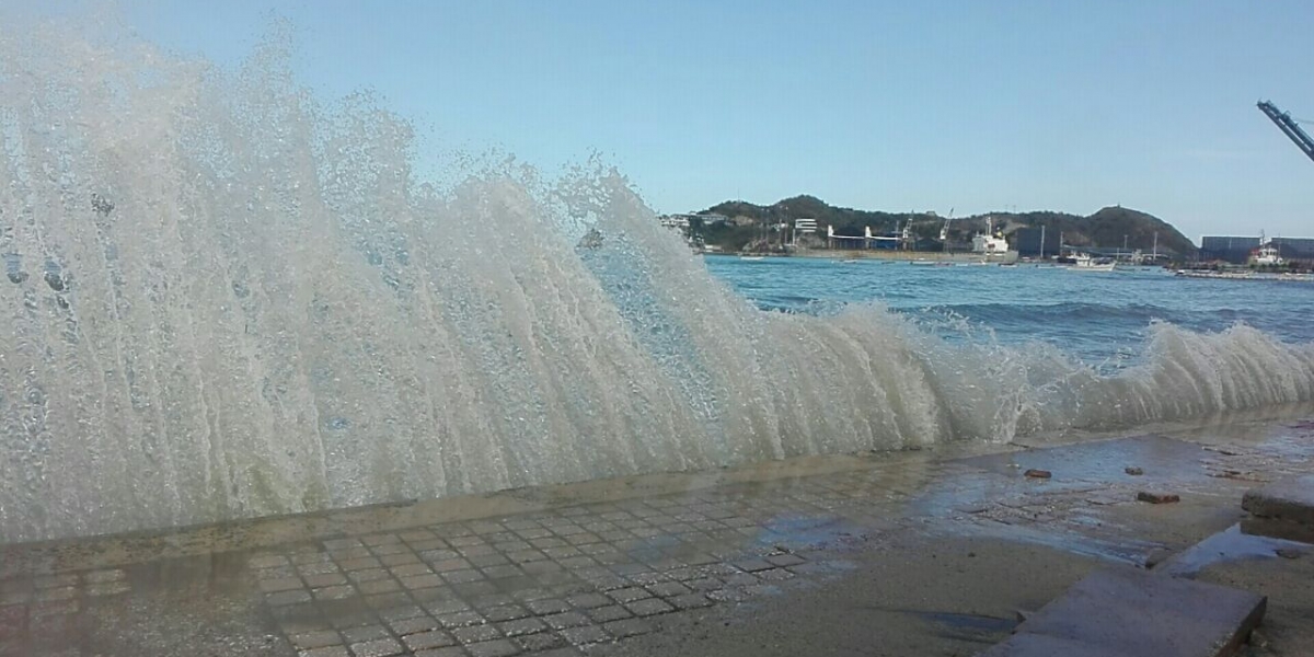 Cortesía. Mar de leva.