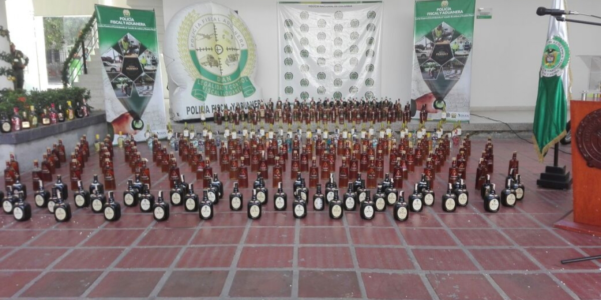 Las 300 botellas de licor de contrabando incautadas. 