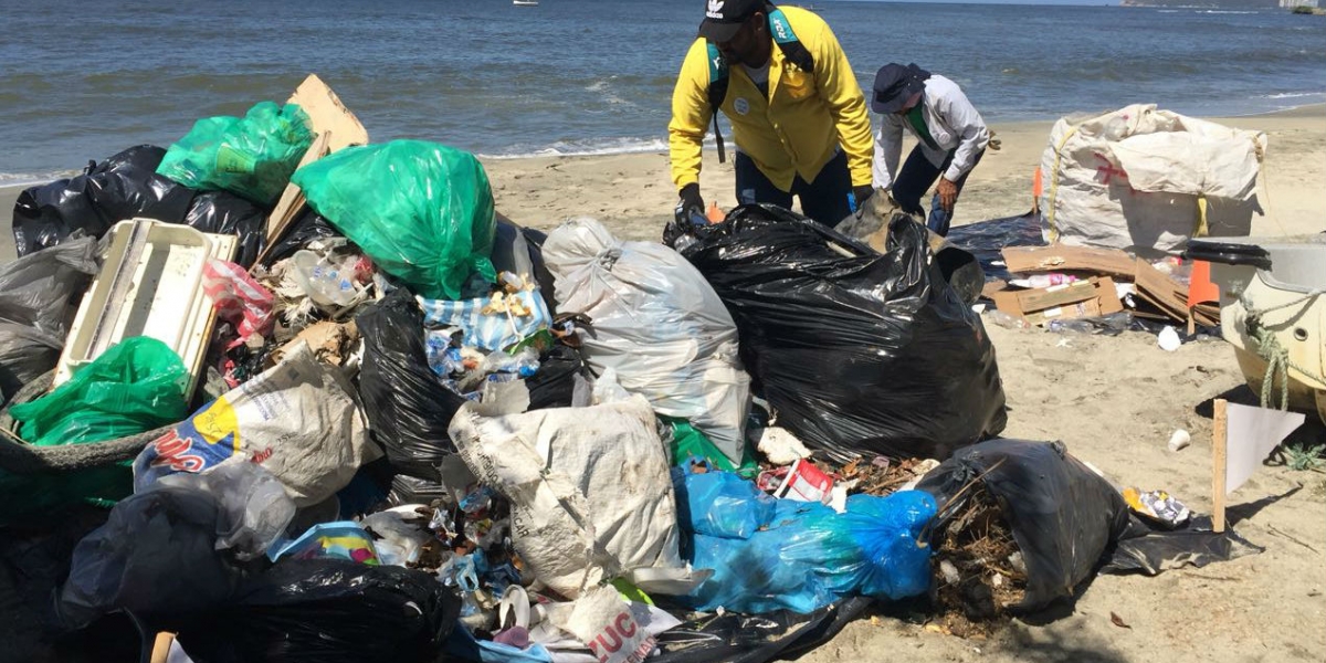 Alcaldía de Santa Marta La jornada de limpieza denominada ‘Playatón’ continúa este viernes en Taganga y el sábado en la Bahía de Santa Marta.