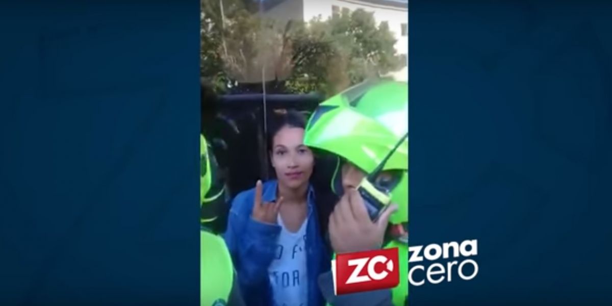 Zona Cero El colmo del descaro: la mujer saludó a la cámara tras el atraco sin ninguna vergüenza.