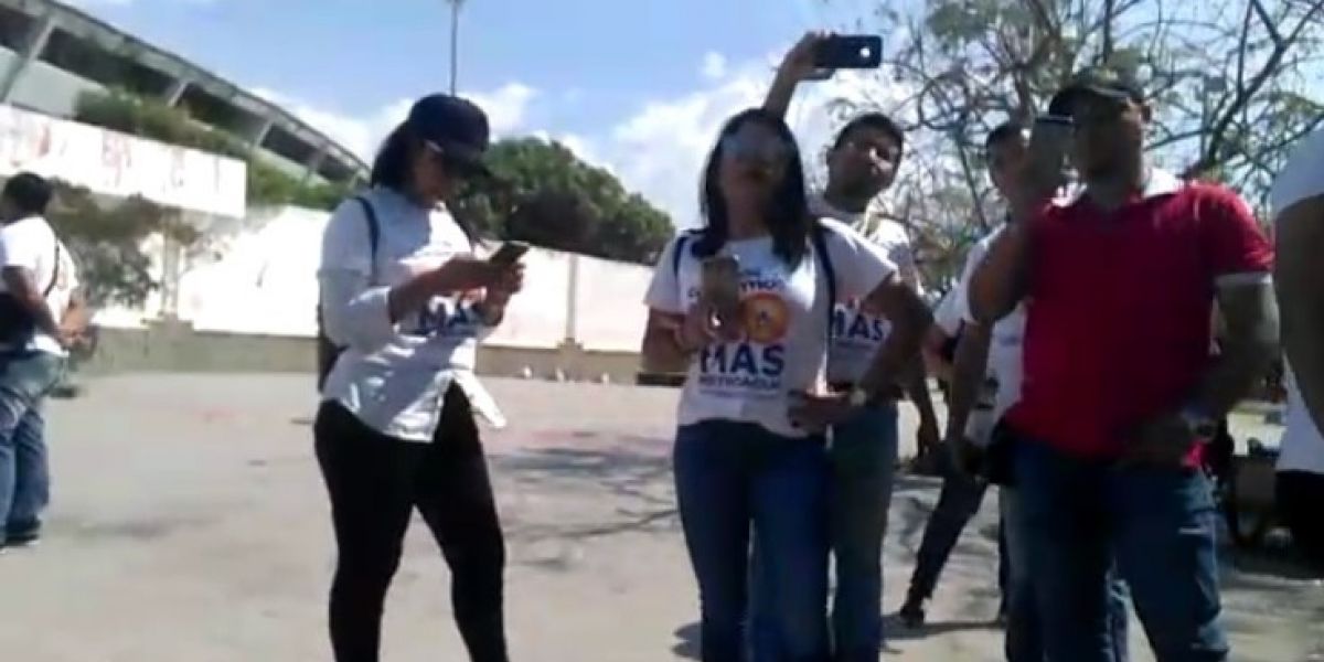 Suministrada Un grupo de ciudadanos rodearon a la mujer y la grabaron. Denuncia que la agredieron verbalmente.