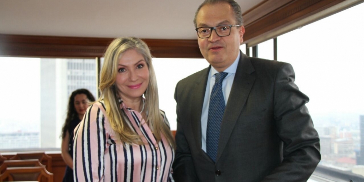 Liliana Cardona, durante la posesión ante el Procurador, Fernando Carrillo.